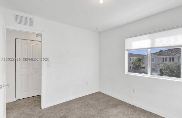 2430 SE 10th Ct Gallery 4