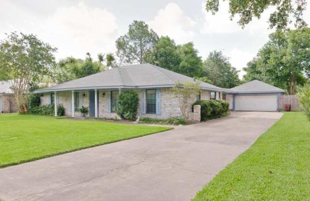 211 W Sherwood Dr - 211 West Sherwood Drive, Hillcrest, TX 77511
