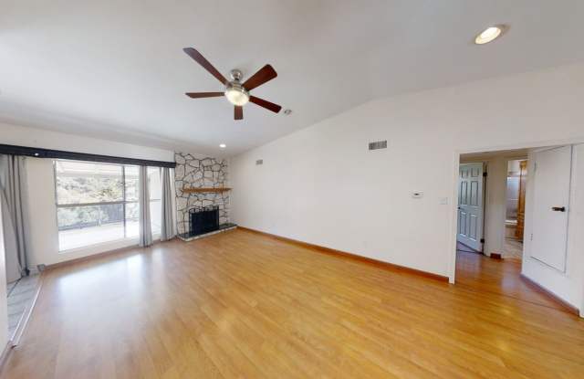 4BR/2BA house with View, private yard! Gallery 3