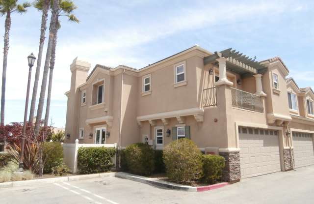 3 Bedroom and 2 and Half Bathroom End Unit Condo with Air Conditioning Gallery 1