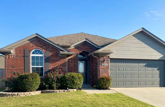 Beautiful rental home in Heatherwood! - 2021 Southeast 6th Street, Moore, OK 73160