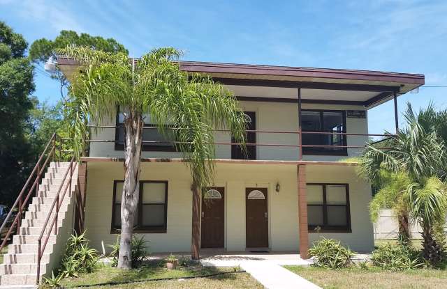 1 bedroom 1 bath triplex - 200 Lockhart Street, Daytona Beach, FL 32114
