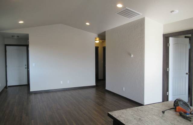 12086 W Renshaw Ave. Gallery 3