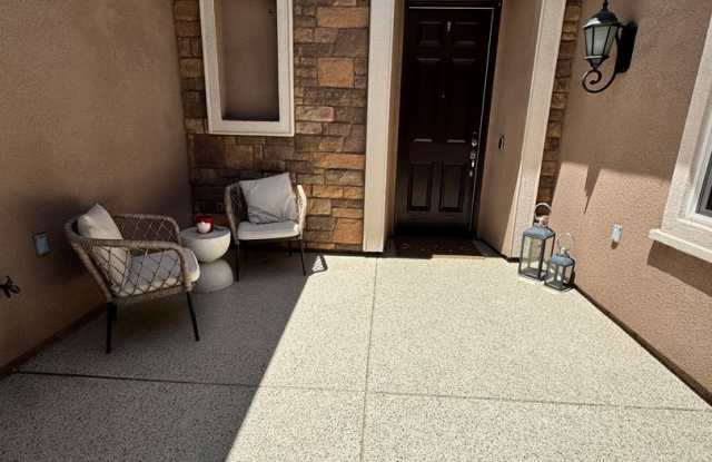 Gorgeous 4 Bedroom 3 Bath Home with a Pool and SOLAR in Clovis! Gallery 3
