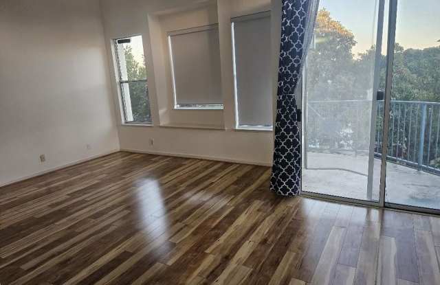 701 Baltic CIR 737 Gallery 2