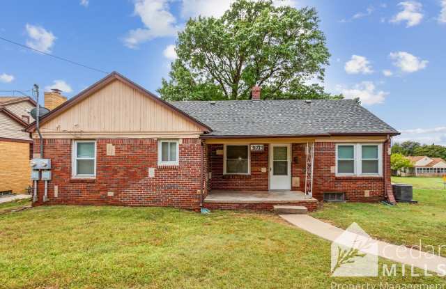 Adorable Brick 1 Bedroom in Longview Neighborhood-Move In Special! - 3603 East Longview Lane, Wichita, KS 67218