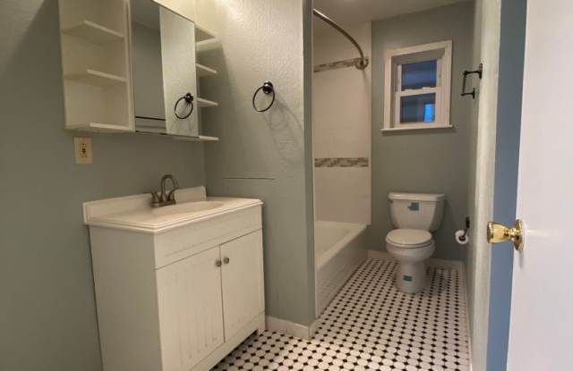 3 BR / 2 Full Bath House Now Showing! Gallery 3