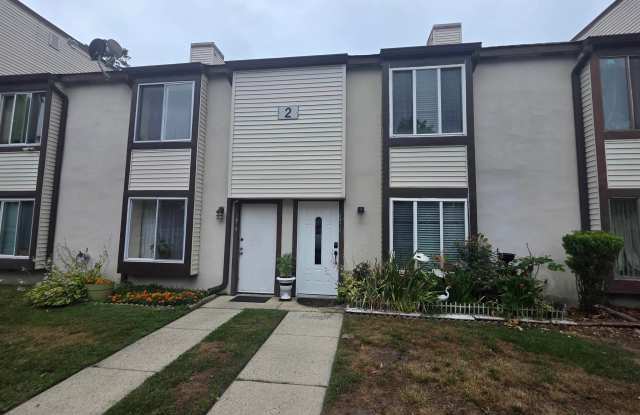 2425 Arbor Ct Gallery 1