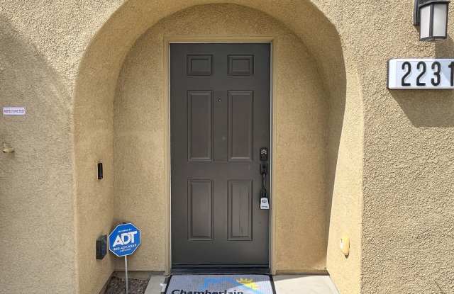 Beautiful 4 bed 3.5 bath condo in gated community Gallery 2