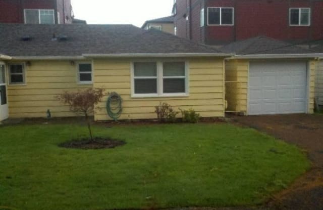 2609 SE 101 Ave - 2609 Southeast 101st Avenue, Portland, OR 97266