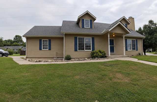 Beautiful Single Family Home on the West-Side + Fully Fenced in Yard + Close to Anneberg Park! Available Now! Gallery 1