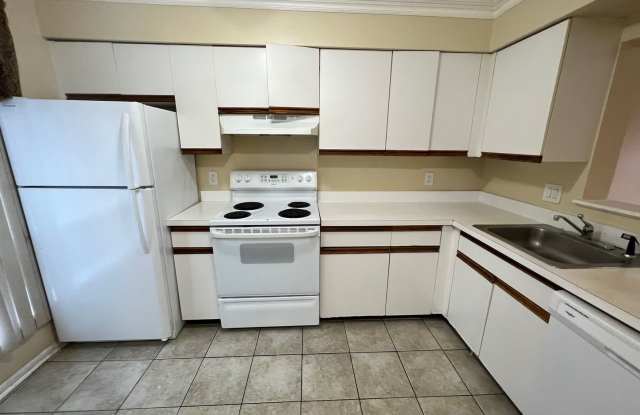 Beautiful Spacious 2-Bed Apt - Available June 1st! - 1423 Quinnipiac Avenue, New Haven, CT 06513