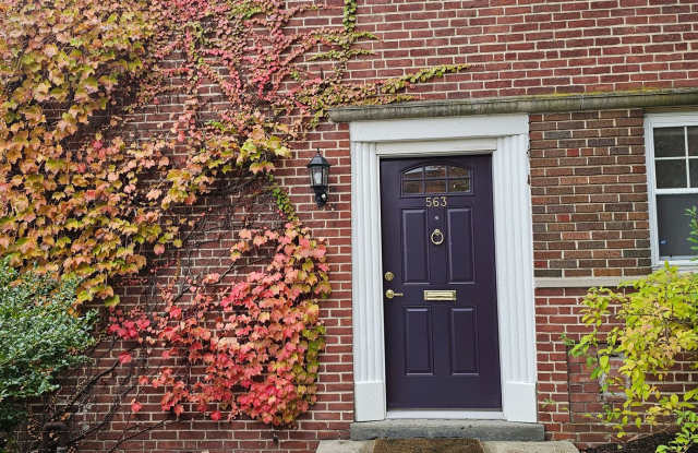 Spacious, open layout townhouse on beautifully landscaped grounds photos photos