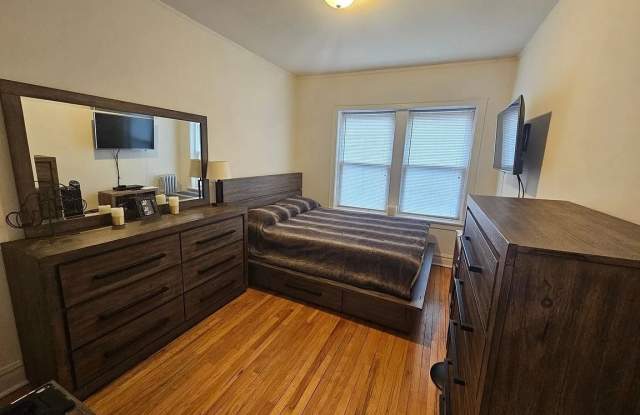 5354 N Kimball Ave # 4 Gallery 4