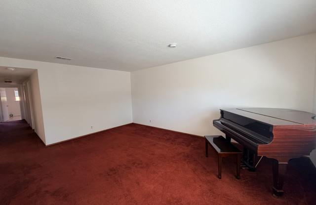 4bd/2ba - Bedroom Home with a Lap Pool! Excellent Location!! Gallery 4