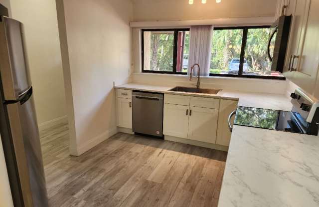 TOWNHOME IN QUIET NEIGHBORHOOD photos photos