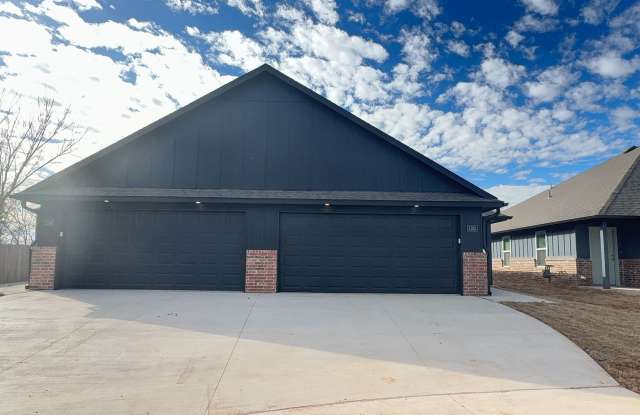 Welcome to Masonwood featuring this 3 Bedroom 2 Bath 2 Car Garage Duplex in a Great location close to the Broadway Extension and only 8 minutes from downtown OKC Gallery 4