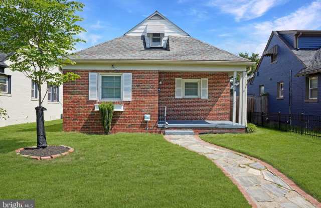 Charming 3BR/2BADetached Bungalow Blocks to the Arboretum is Move-in Ready! photos photos
