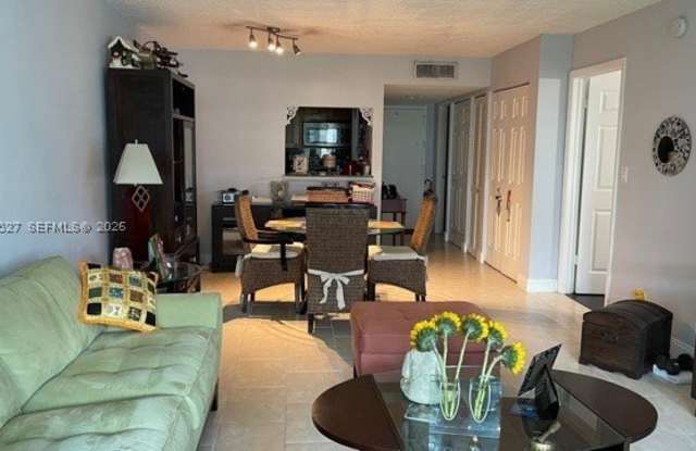 100 Lakeview Dr Gallery 3