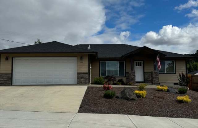 Newer Sutherlin 3 Bedroom 2 bath home photos photos