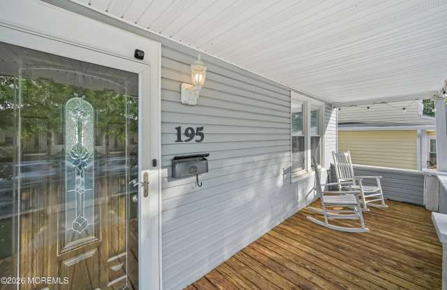 195 7th Street Gallery 4
