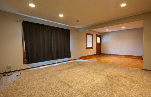 Ranch Style 3 Bedroom / 2 Bath Home near Askarben! Gallery 3