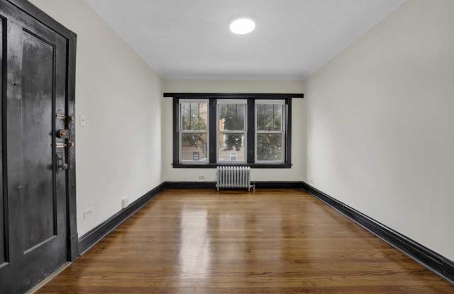 4744 West Roscoe Street Gallery 1