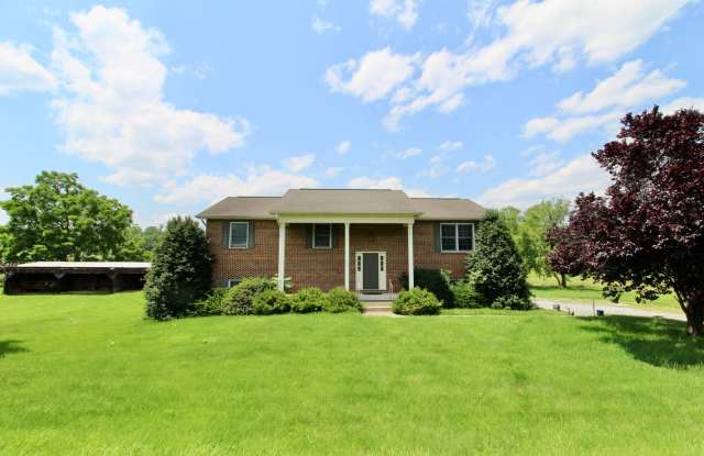 Charming Split-Level Home in Peaceful Country Setting for rent! photos photos