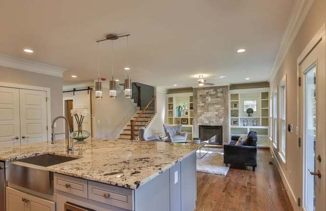 Luxurious 4 Bedroom Single Family Home Minutes from Midtown! Gallery 3