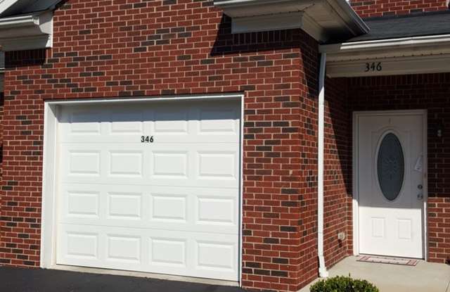 Beautiful 2 Bedroom Condo off of Shelbyville Rd - Middletown area - Blue Ridge Manor - 346 South Dorsey Lane, Blue Ridge Manor, KY 40223