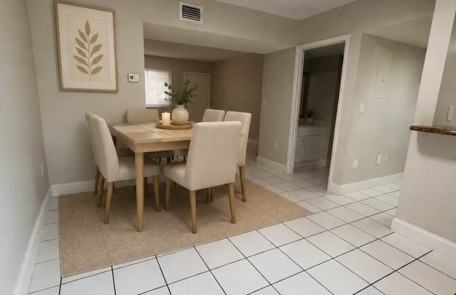 * * * SUPER SPACIOUS 2 BED 2.5 BATH * * * Large Townhouse with Garage Gallery 4