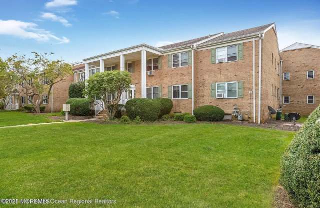 98 Stonehurst Boulevard - 98 Stonehurst Boulevard, West Freehold, NJ 07728