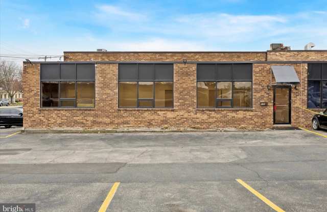 100 RED LION Road unit: 2 photos photos