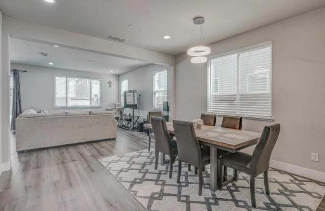 Show Stopper! Natomas HUGE 3/2.5 plus Loft! Reference ad for viewings. Gallery 4