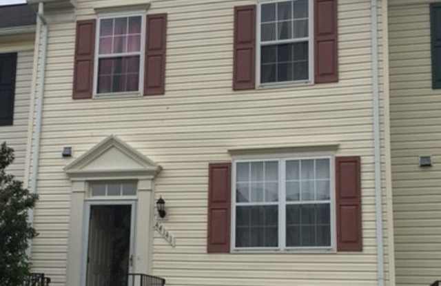 Spacious 4 Bedroom 3.5 Bathroom with Deck and Patio In Beautiful Ashburn Village photos photos