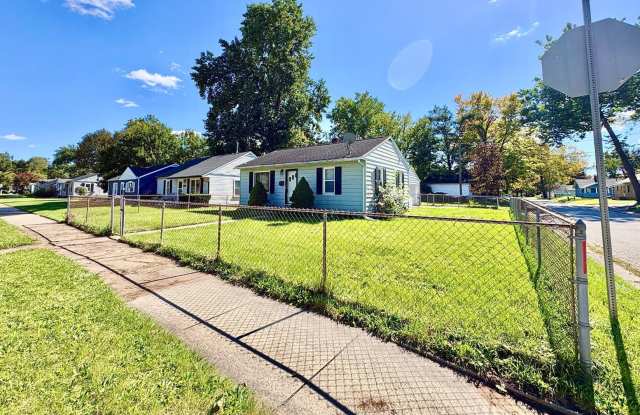1302 Chalfant Street | 2-Bedroom Home with Large 2-Car Garage Gallery 4