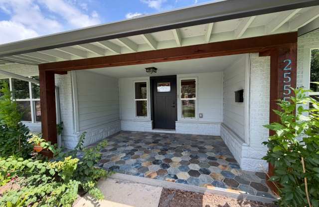 3 Bedroom, 2 Bath Home Close to Woodlawn Park Gallery 3