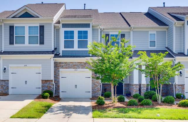 Maintenance-free living in this lovely 3-bedroom, 2.5 bath home in Ivy Ridge of Lake Wylie! photos photos
