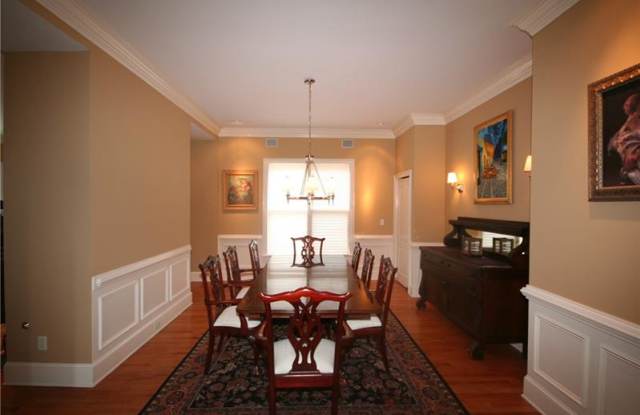 1238 N Avenue NE Gallery 4