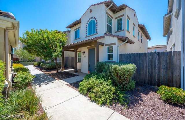 Spacious Newer Home in Gated Community Gallery 1