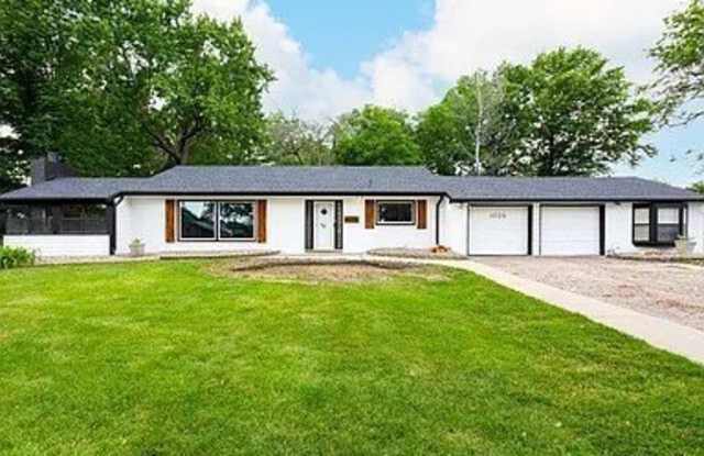 1028 28th St - 1028 28th Street, West Des Moines, IA 50266