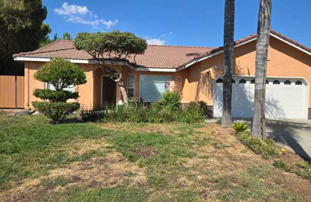 Three bedroom, fresh paint and pool! photos photos