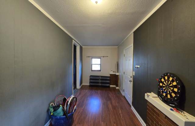 518 N Hart Street Gallery 2