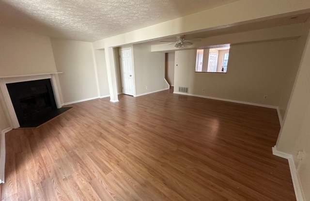 Well maintained 3 Bedroom 2.5 Bathroom Townhouse is the desirable Kings Grant neighborhood in Marlton, NJ! Gallery 3