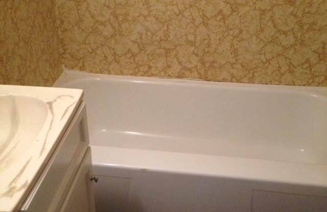 4 Bed 1 Bath + Double Stall Garage Gallery 1