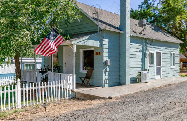 Updated 2 Bedroom 1 Bath Home photos photos