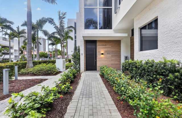 3750 Yacht Club Dr Gallery 1