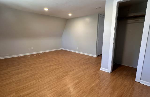 5239 W Strong St Gallery 2
