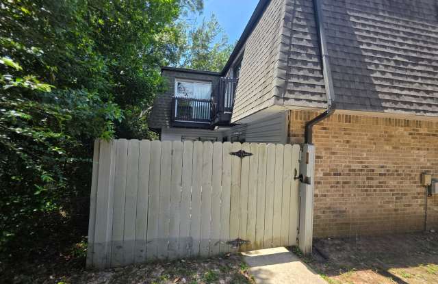 Nicely updated 2BR/2.5BA townhome photos photos