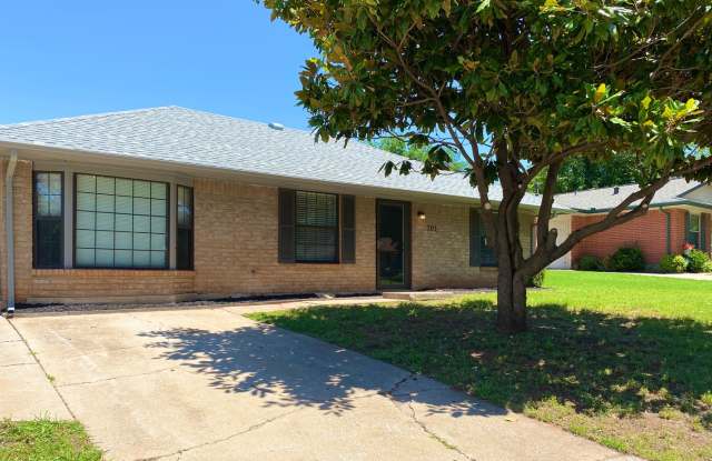 Available Now! Darling Edmond Rental! photos photos